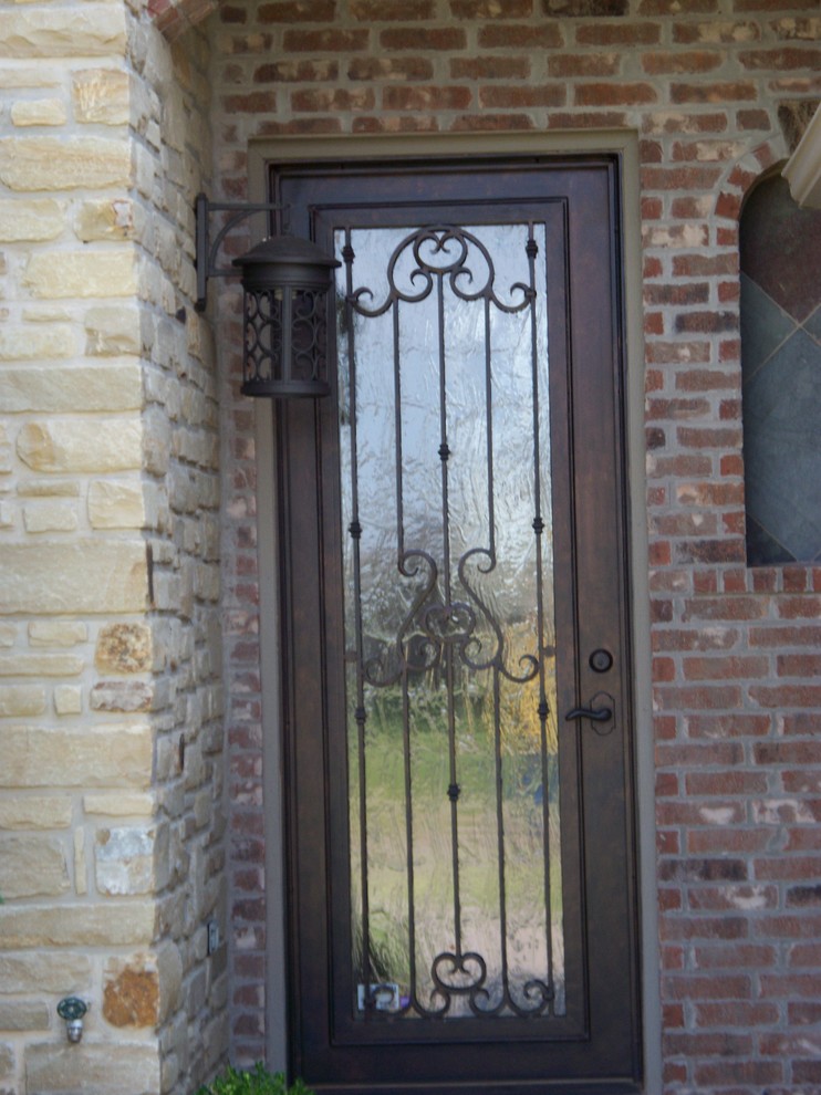 Ispirazione per una porta d'ingresso chic di medie dimensioni con pareti beige, pavimento in cemento, una porta singola e una porta in metallo