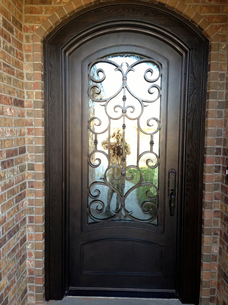 На фото: входная дверь среднего размера в классическом стиле с бежевыми стенами, бетонным полом, одностворчатой входной дверью и металлической входной дверью