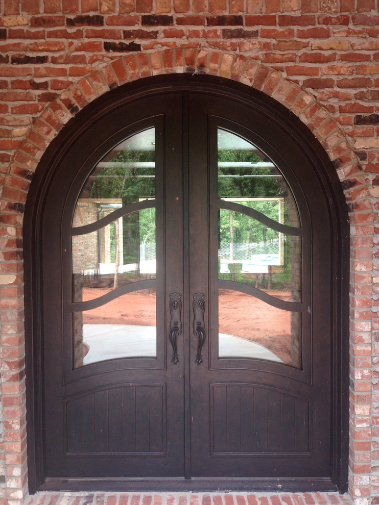 Große Klassische Haustür mit beiger Wandfarbe, Backsteinboden, Doppeltür und Haustür aus Metall in Oklahoma City