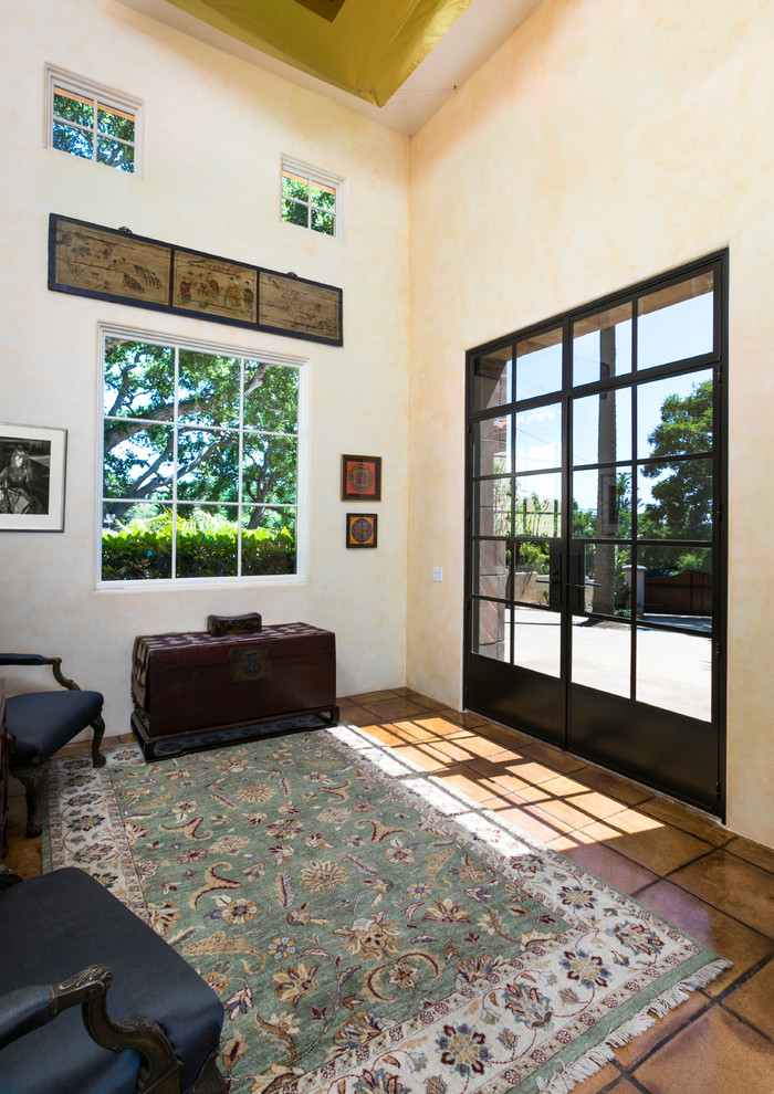 Mediterranes Foyer mit Keramikboden, Doppeltür und Haustür aus Glas in Santa Barbara