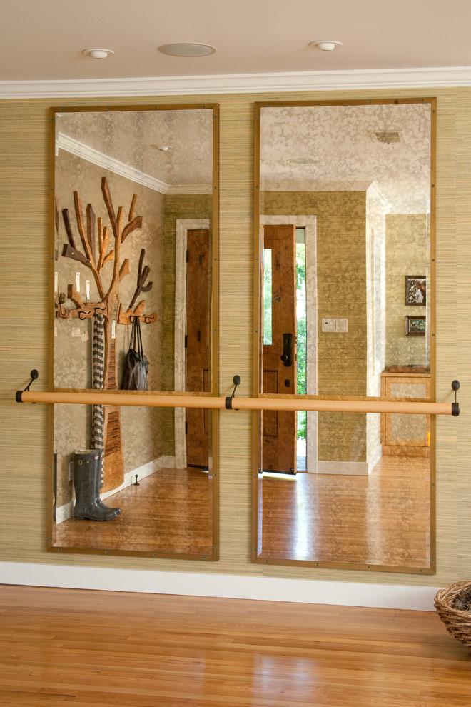 Imagen de vestíbulo posterior ecléctico con paredes marrones y suelo de madera en tonos medios