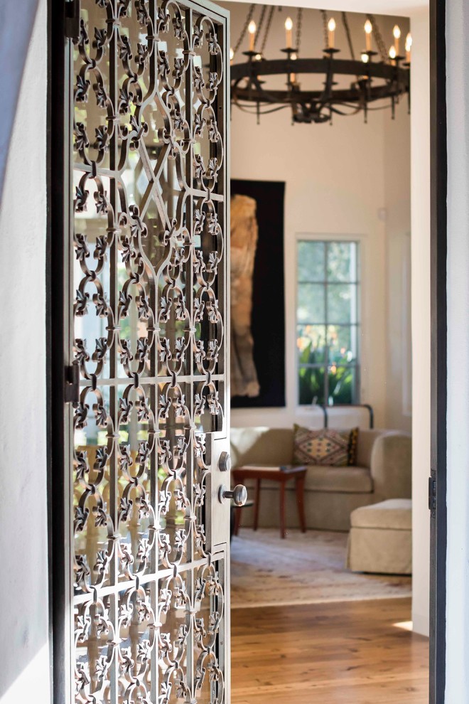 Diseño de puerta principal mediterránea de tamaño medio con paredes blancas, puerta simple y puerta metalizada