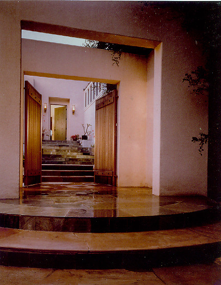 Пример оригинального дизайна: большая входная дверь в современном стиле с двустворчатой входной дверью, входной дверью из дерева среднего тона и бежевыми стенами