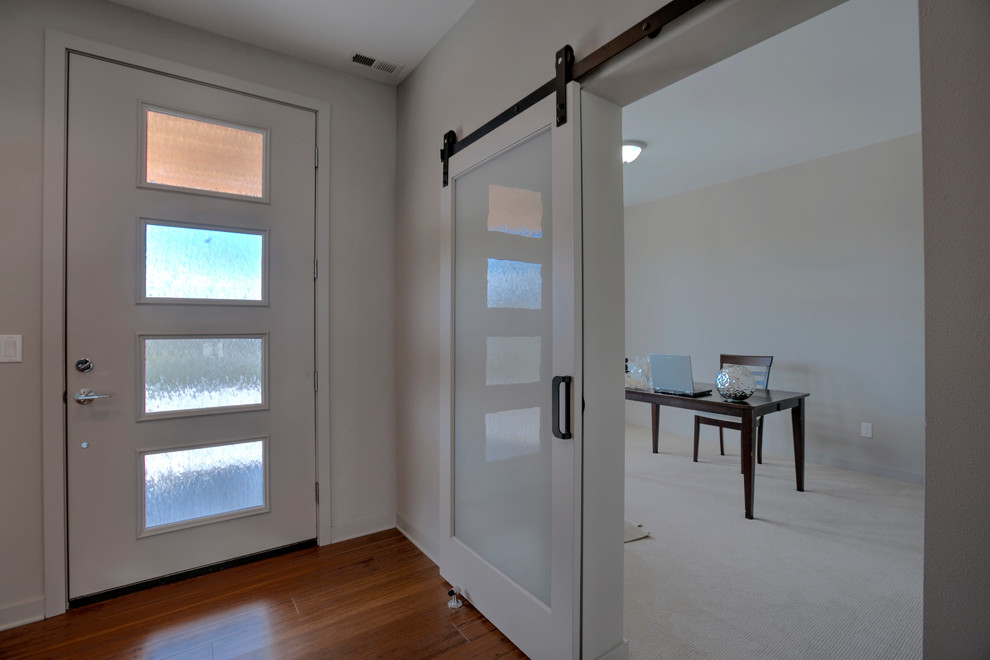 Inspiration för en mellanstor vintage foajé, med grå väggar, bambugolv, en enkeldörr och en vit dörr
