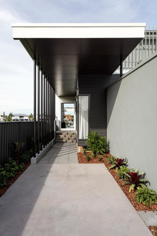 Photo of a contemporary entrance in Sunshine Coast.