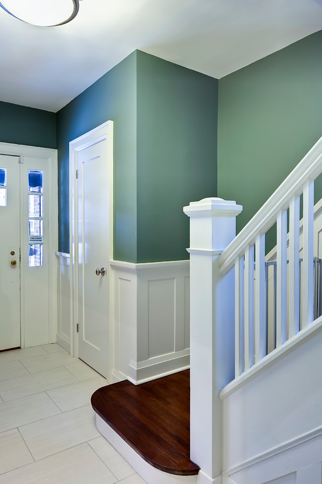 トロントにある高級な小さなトラディショナルスタイルのおしゃれな玄関ロビー (緑の壁、磁器タイルの床、白いドア) の写真