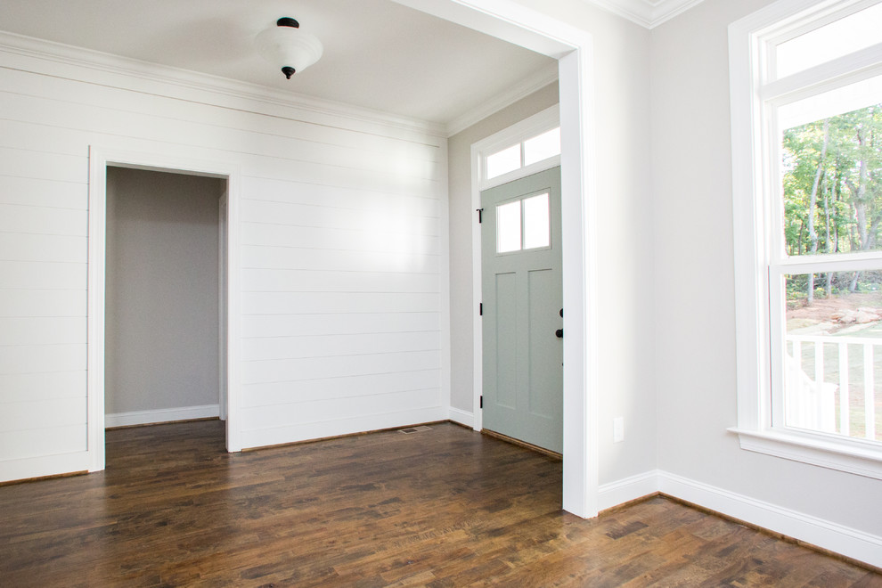 Foto de distribuidor campestre de tamaño medio con paredes blancas, suelo de madera oscura, puerta simple, puerta marrón y suelo marrón
