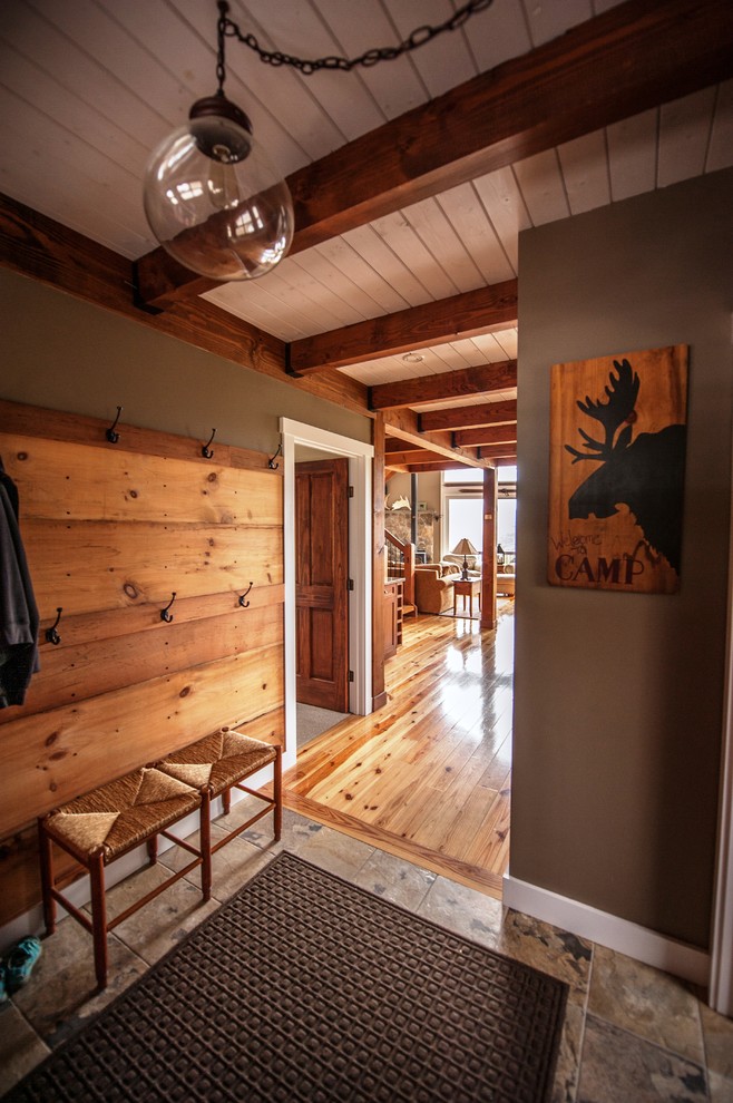 Mittelgroßes Rustikales Foyer mit grauer Wandfarbe, Travertin, Einzeltür und hellbrauner Holzhaustür in Portland Maine