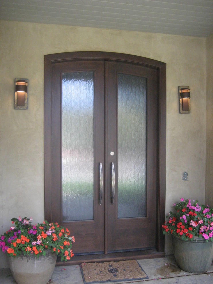 Aménagement d'une entrée classique de taille moyenne avec un mur blanc, une porte double et une porte en bois brun.
