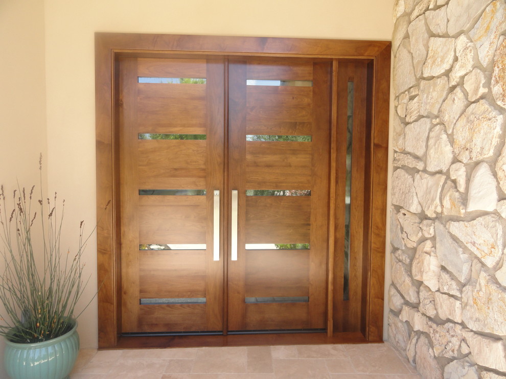 Esempio di una porta d'ingresso design di medie dimensioni con pareti bianche, una porta a due ante e una porta in legno bruno