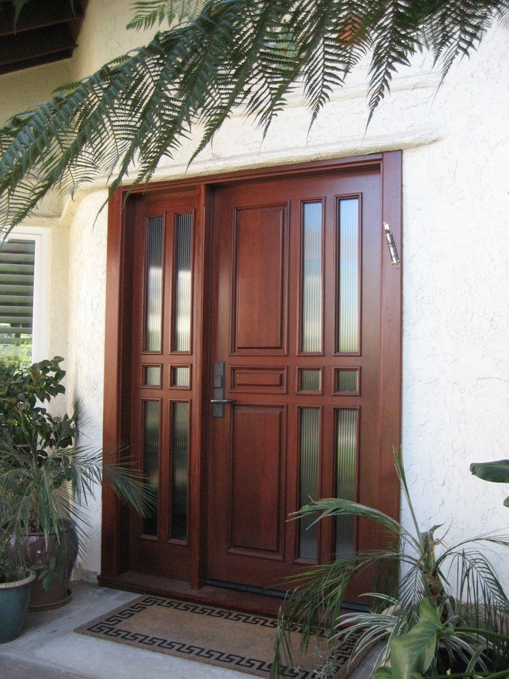 Пример оригинального дизайна: входная дверь среднего размера в стиле неоклассика (современная классика) с белыми стенами, одностворчатой входной дверью и входной дверью из дерева среднего тона