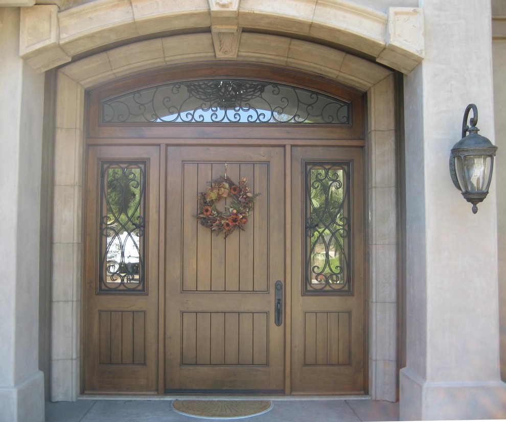Inspiration pour une porte d'entrée chalet de taille moyenne avec un mur blanc, une porte simple et une porte en bois brun.