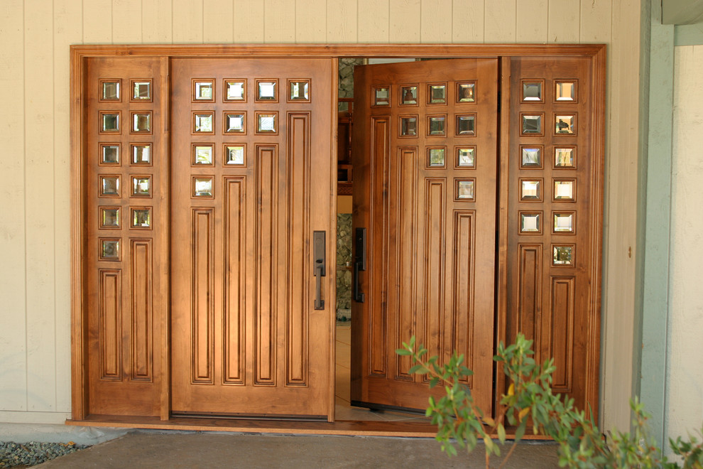 Ejemplo de puerta principal tradicional de tamaño medio con paredes blancas, puerta doble y puerta de madera en tonos medios