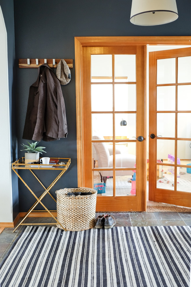 Idee per una piccola porta d'ingresso stile americano con pareti blu, pavimento in ardesia e pavimento multicolore