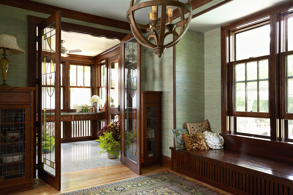 Foto de vestíbulo de estilo americano pequeño con paredes verdes, suelo de madera en tonos medios, puerta doble y puerta de madera oscura
