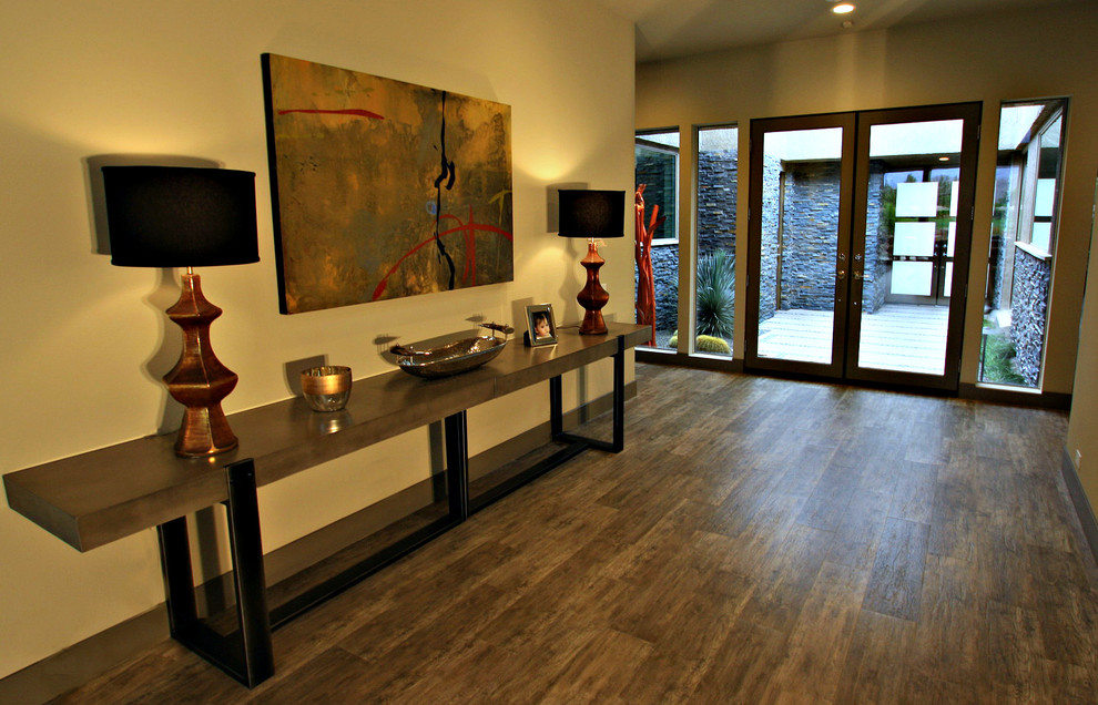 Große Moderne Haustür mit beiger Wandfarbe, dunklem Holzboden, Doppeltür, Haustür aus Glas und braunem Boden in Los Angeles