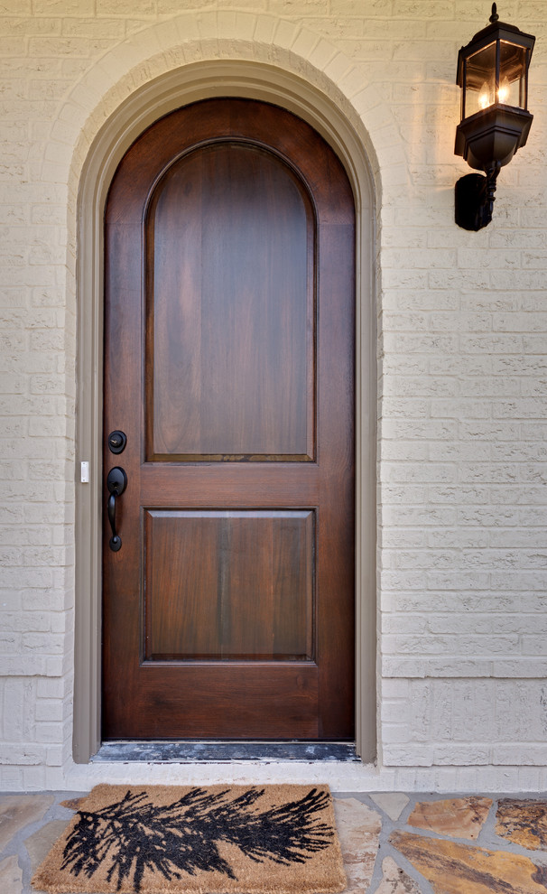 Idées déco pour une porte d'entrée classique de taille moyenne avec un mur beige, une porte simple et une porte en bois foncé.