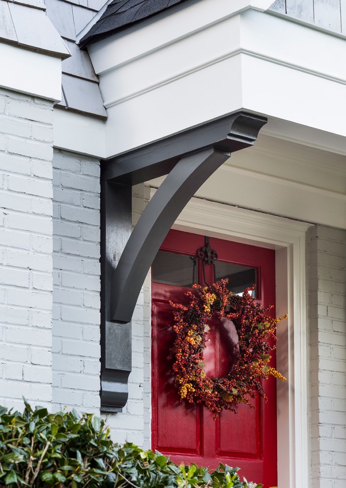 アトランタにあるトランジショナルスタイルのおしゃれな玄関ドア (グレーの壁、赤いドア) の写真