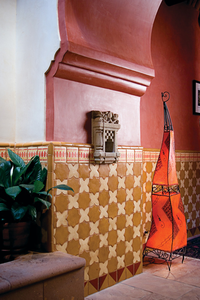 Пример оригинального дизайна: фойе среднего размера в средиземноморском стиле с разноцветными стенами и полом из травертина