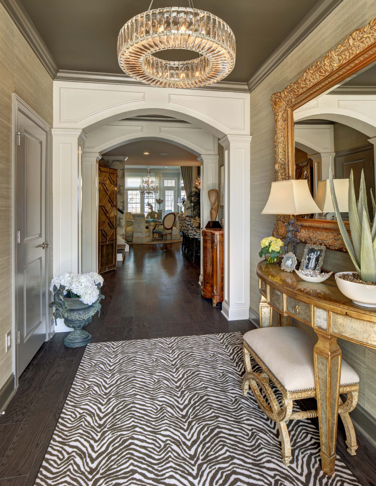 Kleines Klassisches Foyer mit grauer Wandfarbe, dunklem Holzboden, Einzeltür, grauer Haustür, braunem Boden und Tapetenwänden in New York
