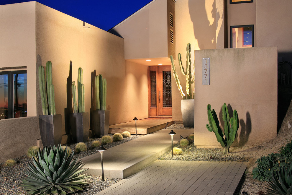 Mittelgroße Moderne Haustür mit beiger Wandfarbe, gebeiztem Holzboden, Einzeltür, brauner Haustür und beigem Boden in San Diego