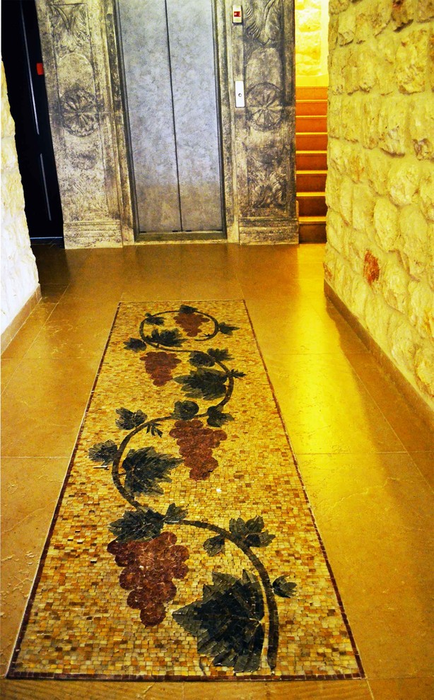 Exempel på en lantlig entré, med marmorgolv och flerfärgat golv