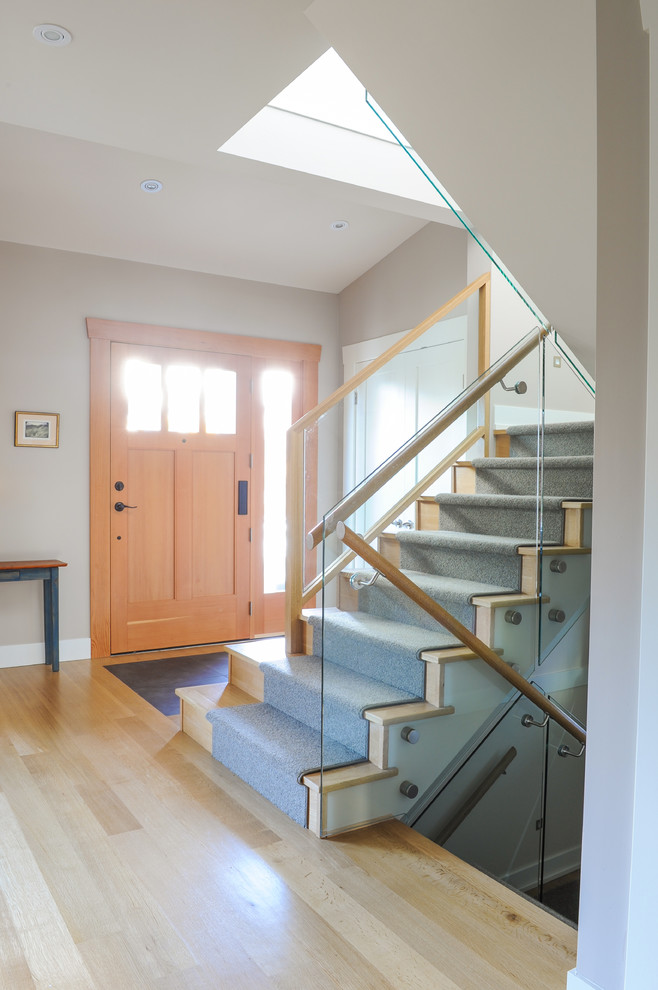 Mittelgroße Klassische Haustür mit beiger Wandfarbe, hellem Holzboden, Einzeltür, heller Holzhaustür und beigem Boden in Vancouver