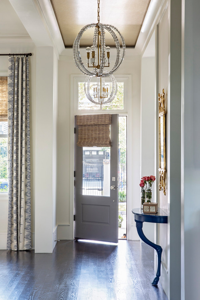 Klassisches Foyer mit weißer Wandfarbe, dunklem Holzboden, Einzeltür, grauer Haustür, braunem Boden und eingelassener Decke in Charleston