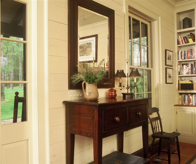 Пример оригинального дизайна: фойе среднего размера в стиле рустика с белыми стенами, паркетным полом среднего тона, одностворчатой входной дверью, белой входной дверью и коричневым полом