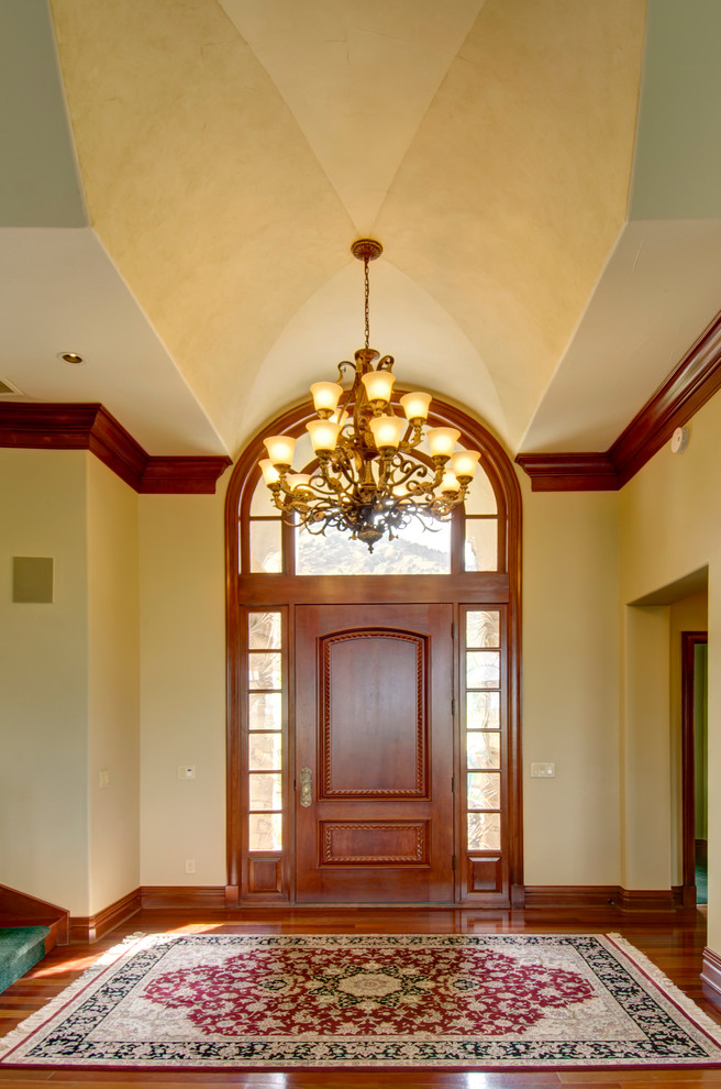 На фото: большое фойе в викторианском стиле с бежевыми стенами, паркетным полом среднего тона, одностворчатой входной дверью, входной дверью из дерева среднего тона и коричневым полом с