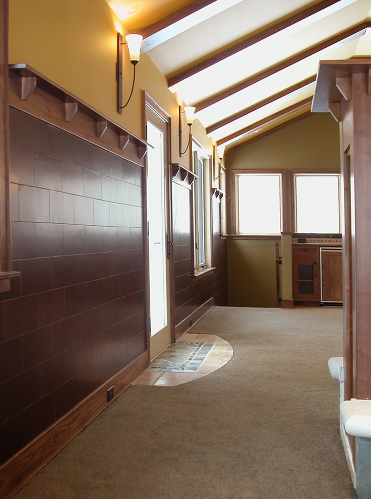Esempio di un ingresso o corridoio chic con pareti arancioni e moquette
