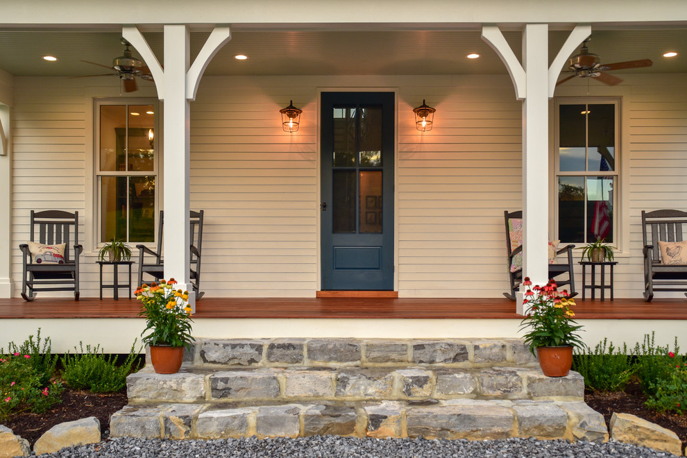 Landhaus Haustür mit beiger Wandfarbe, Einzeltür und blauer Haustür in Sonstige