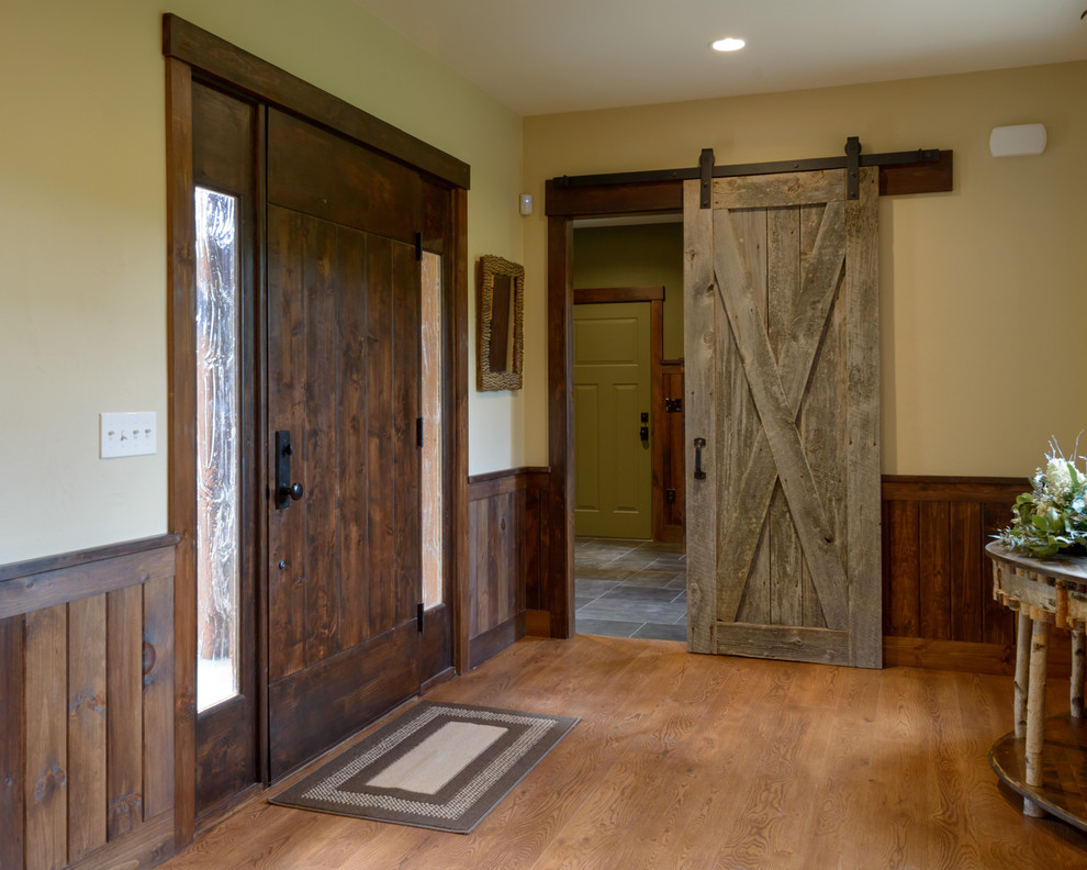 Aménagement d'un hall d'entrée classique avec un sol en bois brun.
