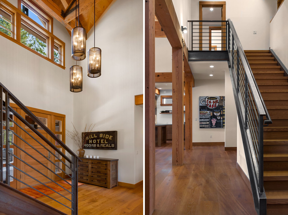 Mittelgroße Klassische Haustür mit beiger Wandfarbe, braunem Holzboden, Einzeltür und hellbrauner Holzhaustür in Seattle
