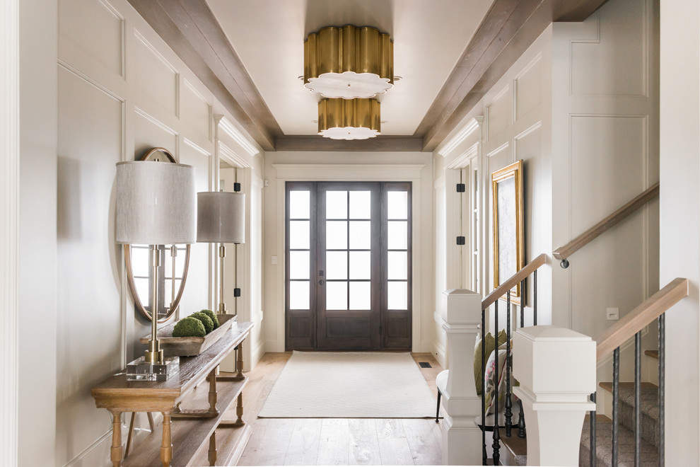 Источник вдохновения для домашнего уюта: фойе среднего размера: освещение в классическом стиле с белыми стенами, светлым паркетным полом, одностворчатой входной дверью, стеклянной входной дверью и бежевым полом
