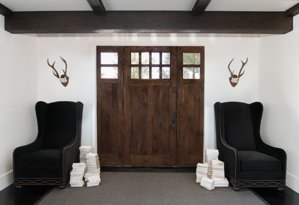 Imagen de puerta principal actual con paredes blancas, suelo de madera oscura, puerta simple y puerta de madera oscura