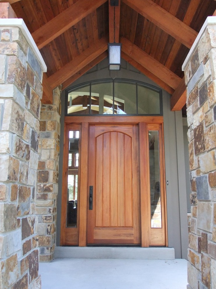 Esempio di una porta d'ingresso chic di medie dimensioni con una porta singola e una porta in legno bruno
