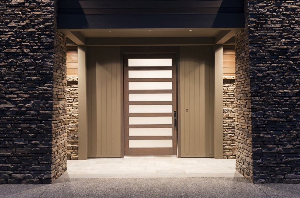 Modelo de puerta principal contemporánea con suelo de pizarra y puerta simple