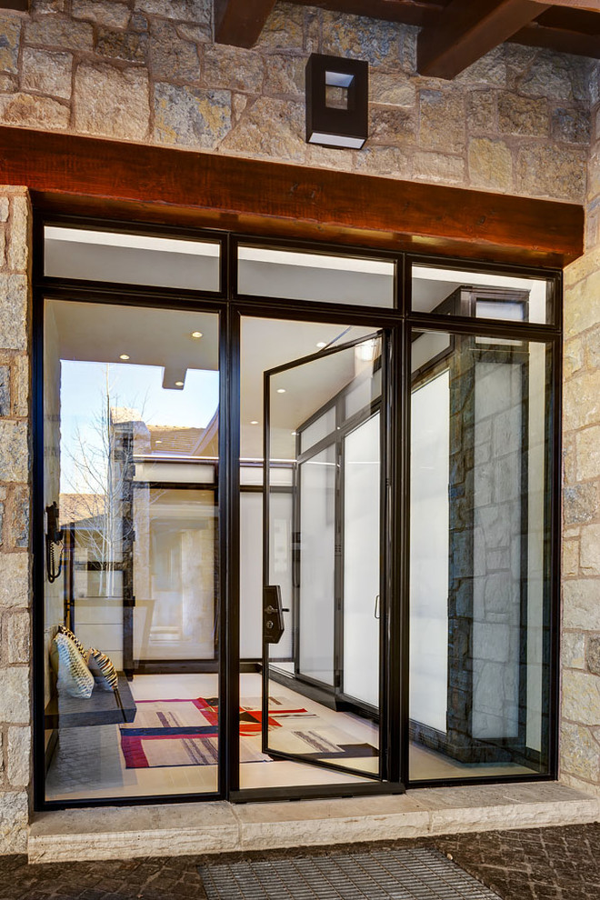 Immagine di una porta d'ingresso moderna