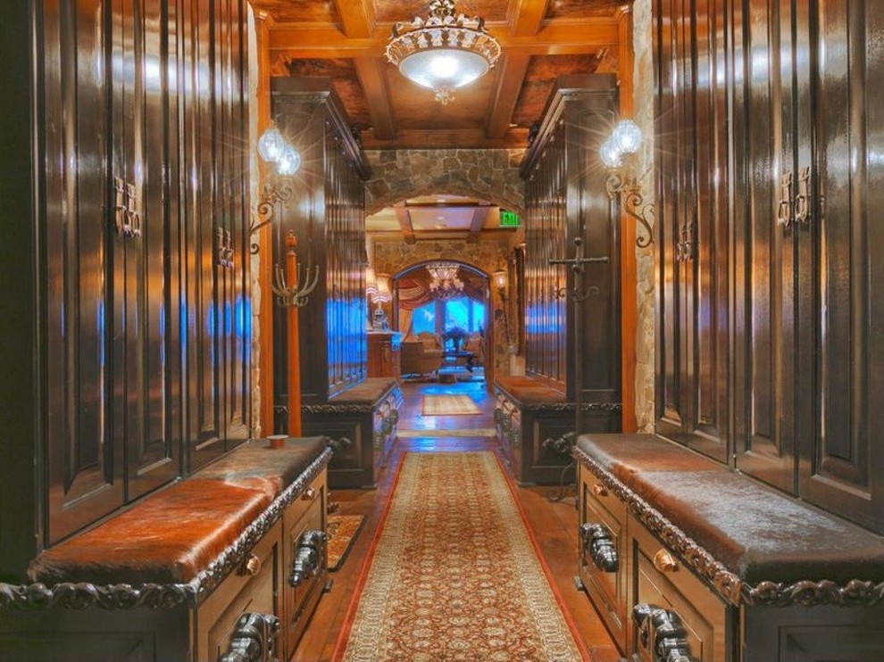 Geräumiger Klassischer Eingang mit Stauraum, bunten Wänden, dunklem Holzboden und Doppeltür in Salt Lake City