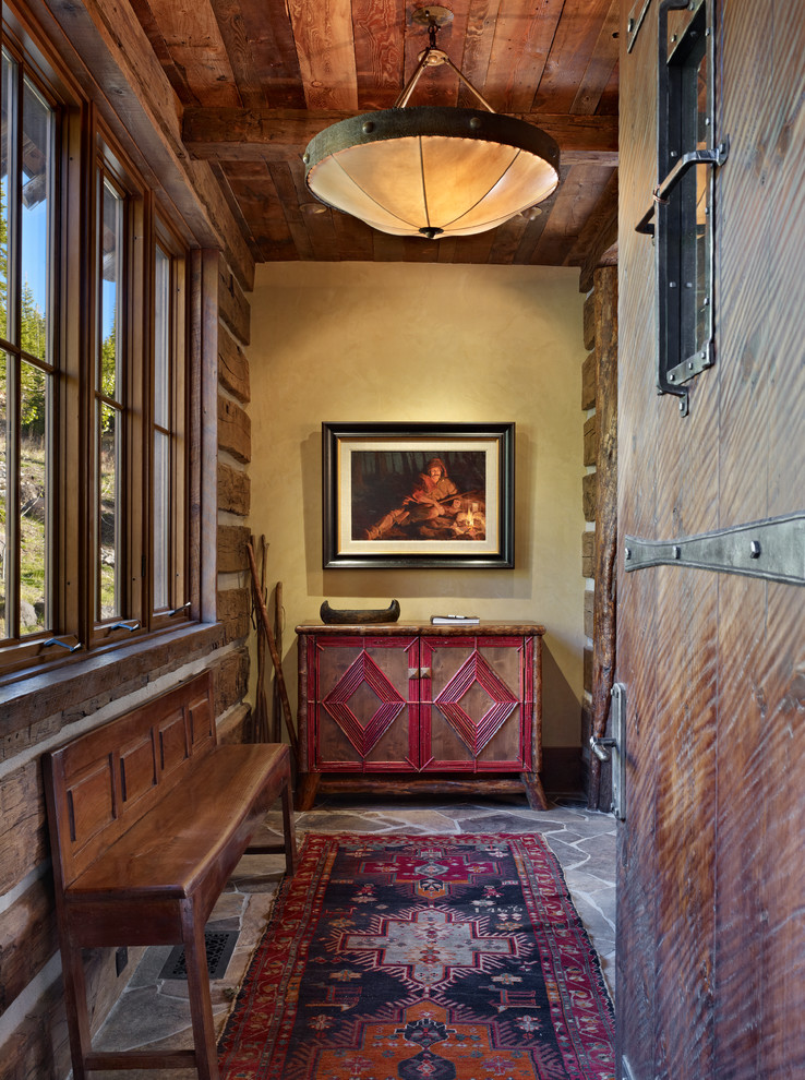 Große Urige Haustür mit beiger Wandfarbe, Schieferboden, Einzeltür und hellbrauner Holzhaustür in Sonstige