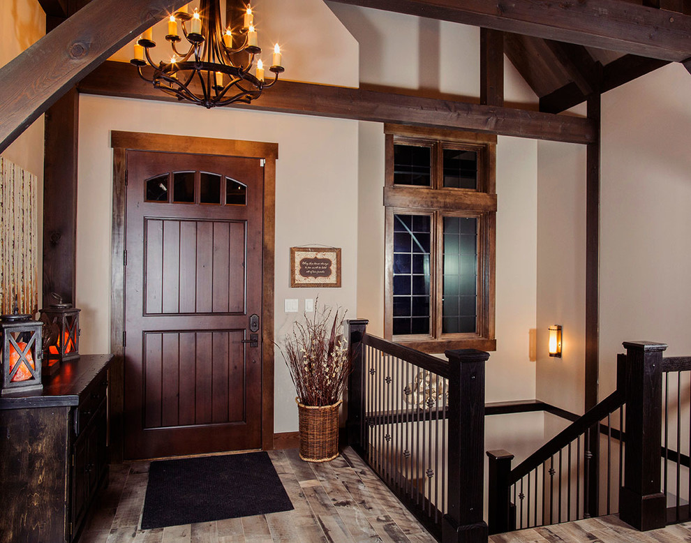Foto di una porta d'ingresso stile rurale di medie dimensioni con pareti beige, pavimento con piastrelle in ceramica, una porta singola e una porta in legno bruno
