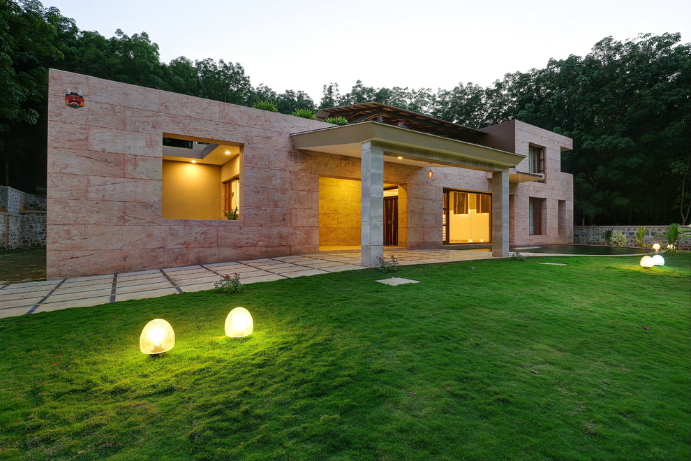 Modelo de entrada minimalista con paredes rosas y suelo de cemento