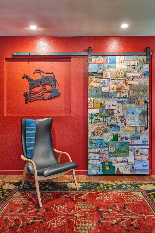 Großer Eklektischer Eingang mit Korridor, braunem Holzboden, buntem Boden, Holzwänden und roter Wandfarbe in Sacramento