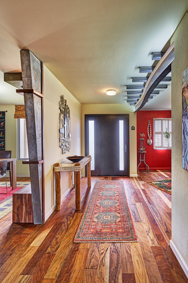 Ejemplo de hall ecléctico grande con suelo de madera en tonos medios, puerta simple, suelo multicolor, madera y paredes beige