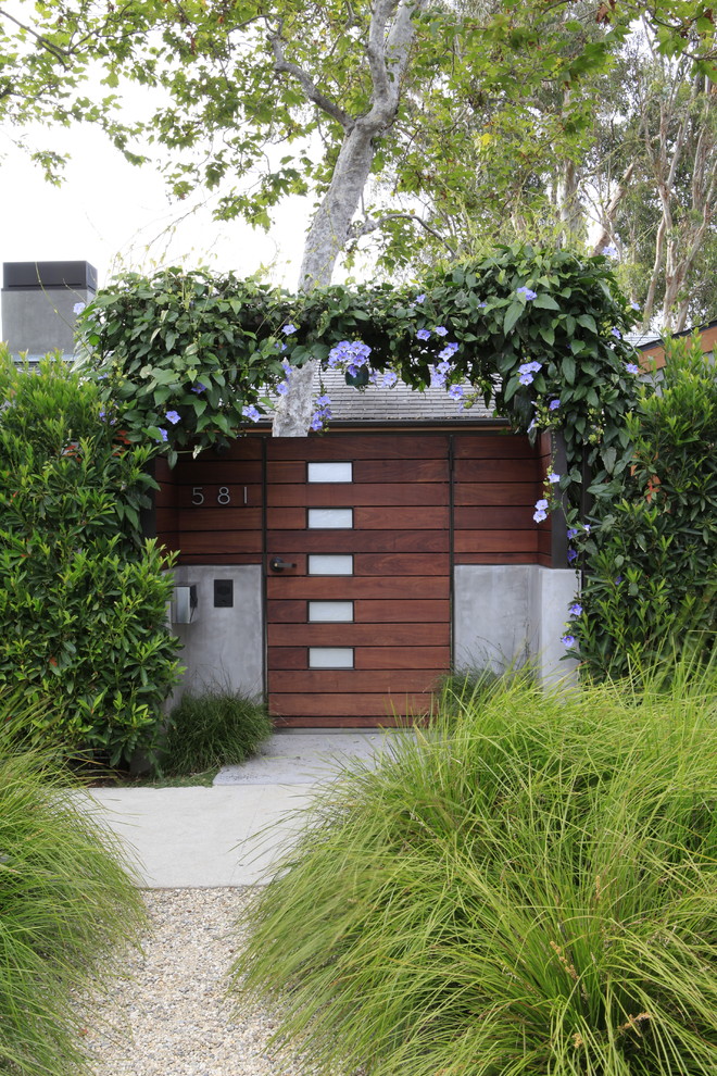 Entryway - modern entryway idea in Los Angeles