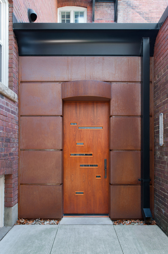 Stilmix Eingang mit Einzeltür in Toronto