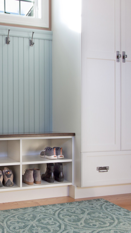 Стильный дизайн: маленький тамбур со шкафом для обуви в стиле неоклассика (современная классика) с синими стенами, паркетным полом среднего тона, белой входной дверью и синим полом для на участке и в саду - последний тренд