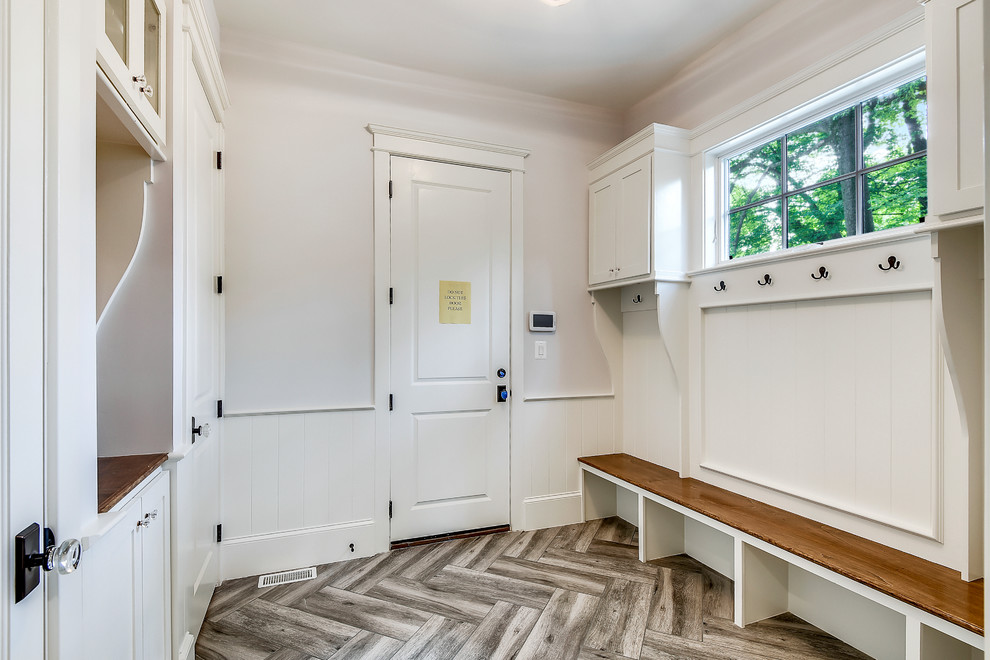 Foto de vestíbulo posterior de estilo americano de tamaño medio con paredes grises, suelo de baldosas de cerámica, puerta simple, puerta blanca y suelo gris