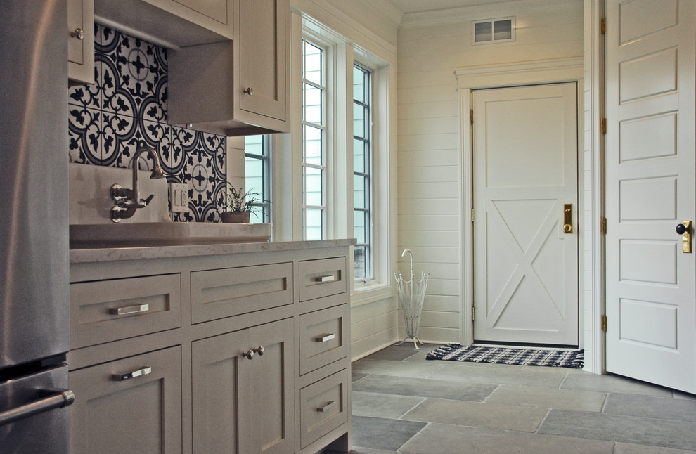 На фото: большой тамбур в стиле кантри с белыми стенами, полом из сланца, одностворчатой входной дверью и белой входной дверью